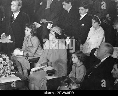 La Reine a emmené ses filles, la princesse Elizabeth et la princesse Margaret Rose, au concert de Coronation pour enfants à la salle centrale de Westminster. Photos : la Reine et la princesse Elizabeth écoutent le concert. 6 avril 1937 Banque D'Images