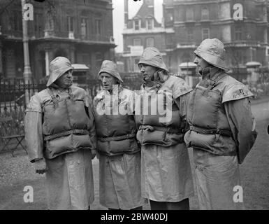 10 héros de canot de sauvetage sont à Londres pour recevoir des médailles et d'autres prix de galantry du duc de Kent, Presisdent, à l'assemblée annuelle de l'institution nationale royale de canot de sauvetage. Photos : quatre des héros qui discutent à Londres - de gauche à droite - Coxswain Thomas Sinclair d'Aberdeen; Alexander Weir, mécanicien moto d'Aberdeen; John Masson, membre de l'équipage d'Aberdeen; et J Cowper, autre membre de l'équipage d'Aberdeen. 9 avril 1937 Banque D'Images