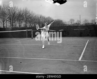 Mlle Scott en jeu au tournoi de Surrey Hard court . Les championnats de tennis Surrey Hard courts ont ouvert leurs portes à Roehampton . Photos , Mlle Valerie Scott en jeu contre Mlle Chuter . 5 avril 1937 Banque D'Images