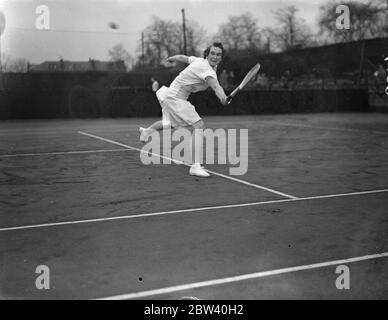 Miss Chuter en jeu au tournoi de Surrey Hard court . Les championnats de tennis Surrey Hard courts ont ouvert leurs portes à Roehampton . Photos , Mlle Chuter en jeu contre Mlle Valerie Scott . 5 avril 1937 Banque D'Images