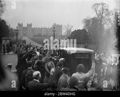 Le roi et la reine se tiennent au château de Windsor. Roulez depuis le Royal Lodge en traversant des foules enthousiastes. King et Queen, en voiture de la Royal Lodge dans le Grand parc de Windsor - qu'ils ont occupé comme duc et duchesse de York - ont pris leur résidence au château de Windsor. Ils étaient accompagnés de la princesse Elizabeth et de la princesse Margaret Rose. La Cour restera au château jusqu'en mai 4. Spectacles photo : la voiture royale entre à l'entrée de Sovereign par les foules enthousiastes du château de Windsor. 8 avril 1937 Banque D'Images