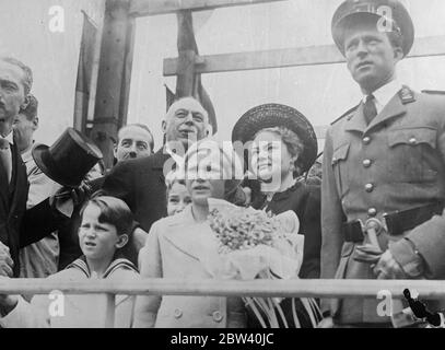 Les enfants de la royauté regardent le roi Léopold lance deux navires. Le roi Léopold des Belges, accompagné de deux de ses enfants, le prince héritier Baudoin et la princesse Josephine Charlotte, lança deux navires à Hoboken, Anvers. Les navires étaient le cargo Moandar et le Prince Baudoin, un paquebot à vapeur. Spectacles photo : le roi Léopold (à droite), le prince héritier Baudoin (à gauche, costume de marin) et la princesse Josephine Charlotte (au centre) en regardant le prince Baudoin prendre l'eau. 24 avril 1937 Banque D'Images