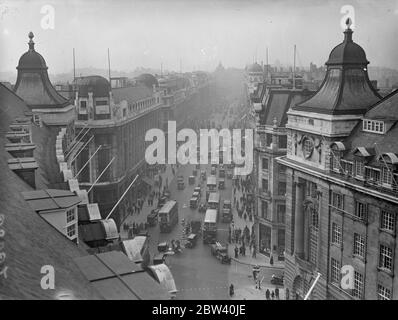 Scène générale d'une rue de Londres, circulation très occupée: Voitures, bus, calèches, etc [? Après la répétition du Couronnement. ?] [25 avril 1937 ?] Banque D'Images