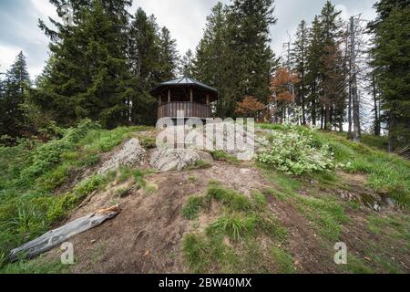 C'est le sommet de la spießhorn 1350m de haut dans la forêt noire du sud en Allemagne, sur le sommet il y a un pavillon d'observation. Banque D'Images