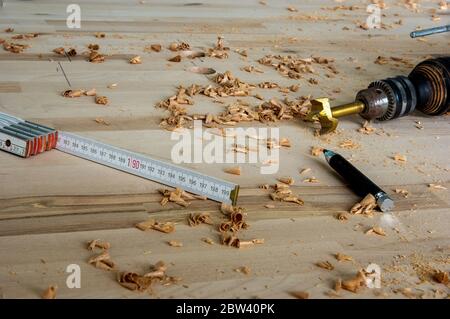 Vue en grand angle sur les outils de travail du bois qui se posent sur une surface en bois avec des copeaux de bois Banque D'Images