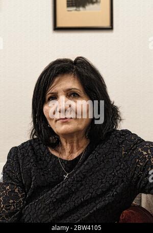 une dame albanaise dans son restaurant Banque D'Images