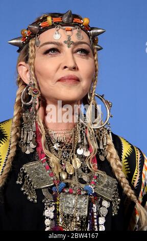 29 mai 2020: DOSSIER: Madonna est confrontée à la réaction pour avoir posté une vidéo de son fils dansant comme une façon de ''honneur'' George Floyd. La chanteuse, 61 ans, a pris ses comptes sur les réseaux sociaux jeudi avec une vidéo de trois minutes de son fils David Banda qui l'a décomposé dans sa cuisine pour une chanson de Michael Jackson. Elle a dit que c'était sa façon de rendre ''hommage'' à Floyd, un homme noir qui est mort lundi en garde à vue dans le Minnesota. PHOTO: 20 août 2018, New York City, New York, Etats-Unis: Madonna pose pour des photos dans la salle de presse pour le MTV 'VMAS' 2018 tenu au radio City Music Hall. (Image crédit : © Nanc Banque D'Images