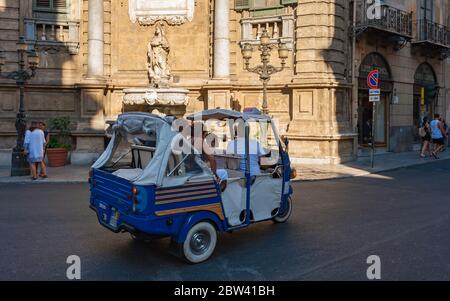 Palerme, 12 août 2016 - ITALIE: Petit véhicule typique utilisé principalement pour prendre des distances et fournir des fournitures pour des magasins dans les vieilles villes interdites pour Banque D'Images