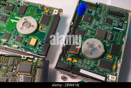Pile de disques durs anciens, obsolètes et non utilisés Banque D'Images