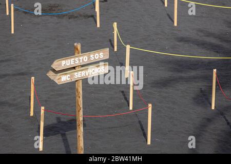 Panneau WC sur la plage sectionné en zones pour séparer les personnes par deux mètres, règles de distance sociale, phase deux de la désescalade du Covid 19, coronavirus Banque D'Images