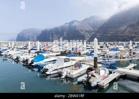 Los Gigantes marina plein de bateaux amarrés et yachts dans la phase deux, de-l'escalade du covid 19, virus corona, état d'urgence, Tenerife, Canaries Banque D'Images