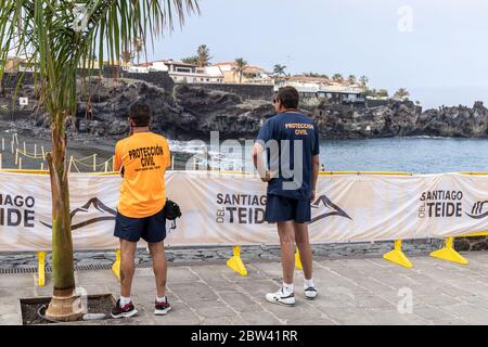 Les travailleurs préparent la plage avec des zones éloignées avec cordoned pour maintenir la distance sociale, à deux mètres de distance, et l'accès contrôlé pour le public pendant la phase t. Banque D'Images