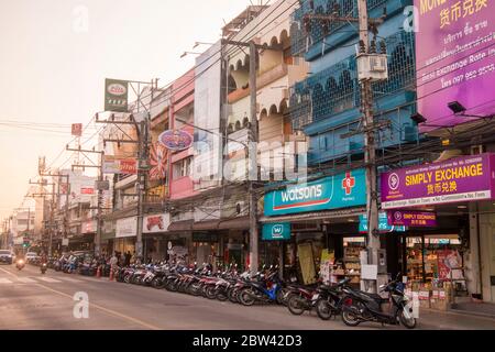 La route Phahonyothin dans la ville de Chiang Rai en Thaïlande du Nord. Thaïlande, Chiang Rai, novembre 2019 Banque D'Images