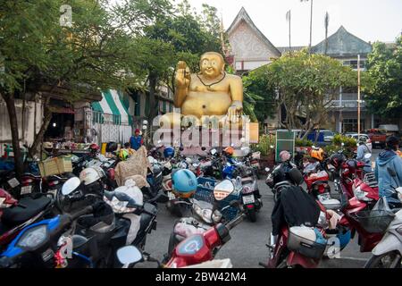 La rue marchande du temple Wat Jet Yot au marché central de la ville de Chiang Rai, dans le nord de la Thaïlande. Thaïlande, Chiang Rai, novembre 2019 Banque D'Images