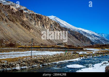 La rivière Shyok qui coule à côté des montagnes de la vallée de Nubra dans le Ladakh est un paysage hypnotisant. Montagnes de neige de Nubra Valley dans Ladakh Inde - image Banque D'Images