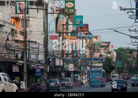 La route Phahonyothin dans la ville de Chiang Rai en Thaïlande du Nord. Thaïlande, Chiang Rai, novembre 2019 Banque D'Images