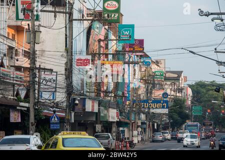 La route Phahonyothin dans la ville de Chiang Rai en Thaïlande du Nord. Thaïlande, Chiang Rai, novembre 2019 Banque D'Images