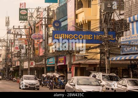 La route Phahonyothin dans la ville de Chiang Rai en Thaïlande du Nord. Thaïlande, Chiang Rai, novembre 2019 Banque D'Images