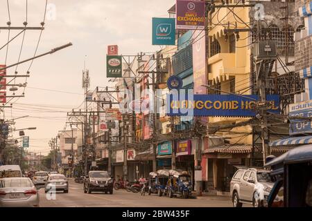 La route Phahonyothin dans la ville de Chiang Rai en Thaïlande du Nord. Thaïlande, Chiang Rai, novembre 2019 Banque D'Images