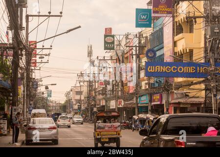 La route Phahonyothin dans la ville de Chiang Rai en Thaïlande du Nord. Thaïlande, Chiang Rai, novembre 2019 Banque D'Images