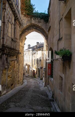 Rue pavée à travers l'arcade de Saint Emilion Banque D'Images