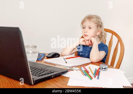 Fille enfant apprentissage art leçon en ligne sur l'Internet portable. Cours de peinture de dessin virtuel sur vidéo pendant l'auto-isolation à la maison. Vidéo distante Banque D'Images