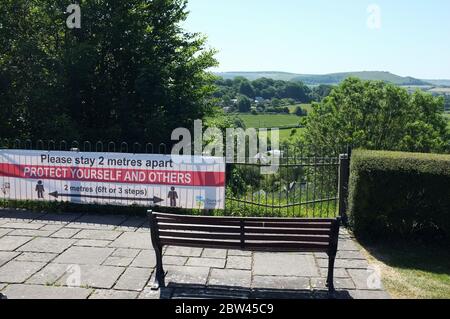 Bannière du coronavirus rappelant aux gens de rester à l'écart, photographiée à Shaftesbury Dorset - une petite ville marchande rurale surplombant la campagne. Mai 2020. Banque D'Images