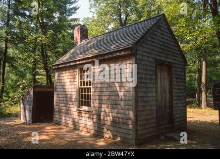 CONCORD, MASSACHUSETTS, Etats-Unis - réplique de cabine faite par l'écrivain Henry David Thoreau, dans les bois Walden près de Walden Pond. Banque D'Images