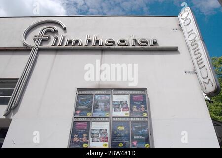 29 mai 2020, Berlin: Des affiches de films sont accrochées dans la vitrine sur la façade du cinéma 'Colosseum' dans le quartier de Prenzlauer Berg. Le cinéma, fondé il y a environ 100 ans, doit déposer une dossier pour insolvabilité en raison des restrictions de Corona et de la perte de ventes qui en résulte. Photo: Paul Zinken/dpa-Zentralbild/dpa Banque D'Images