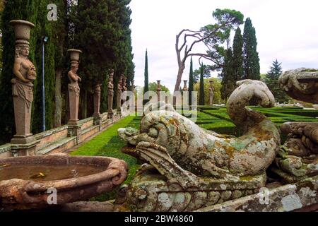 Caprarola, palais Farnese, Italie : un dauphin en pierre dans le jardin de la villa Farnese Banque D'Images