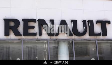 Paris, France. 29 mai 2020. Une concession Renault est vue à Levallois-Perret, France, le 29 mai 2020. Le deuxième constructeur automobile français Renault a annoncé vendredi qu'il allait réduire ses 14,600 postes dans le monde et réduire sa capacité de production au cours des trois prochaines années afin d'économiser 2 milliards d'euros (2.22 milliards de dollars américains) et de se concentrer sur des segments d'activités rentables. Crédit: Gao Jing/Xinhua/Alay Live News Banque D'Images