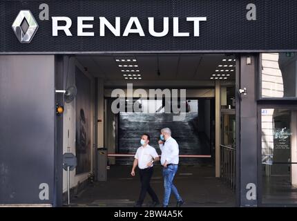 Paris, France. 29 mai 2020. Des gens sortent d'un concessionnaire Renault à Paris, France, le 29 mai 2020. Le deuxième constructeur automobile français Renault a annoncé vendredi qu'il allait réduire ses 14,600 postes dans le monde et réduire sa capacité de production au cours des trois prochaines années afin d'économiser 2 milliards d'euros (2.22 milliards de dollars américains) et de se concentrer sur des segments d'activités rentables. Crédit: Gao Jing/Xinhua/Alay Live News Banque D'Images