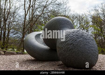 'Slip of the LIP' par Peter Randall-page RA, Tremenheere Sculpture Gardens, Penzance, Cornwall, Royaume-Uni Banque D'Images