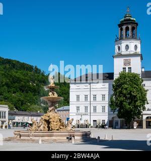 Österreich, Stadt Salzburg, Residenzplatz mit Residenzbrunnen der Neuen Residenz mit dem kunstvollen Glockenspiel im Turm Banque D'Images