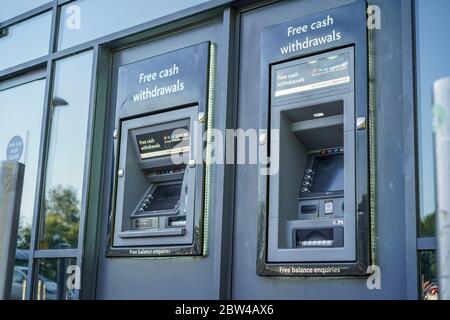 Distributeurs automatiques de billets isolés à l'extérieur du supermarché du Royaume-Uni. Distributeur de points de caisse extérieur britannique. « trou dans le mur » retraits d'espèces. Distributeurs automatiques de billets publics. Banque D'Images
