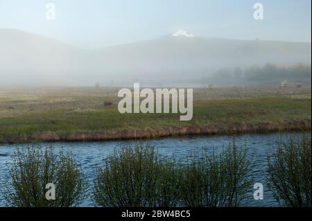 La brume s'élève d'Odell Creek pour faire la magie de la vue depuis le lac Davis de l'Oregon dans ce lever de soleil Banque D'Images