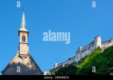 Österreich, Stadt Salzburg, Turm der Margarethenkapelle auf dem Petersfriedhof und Festung Hohensalzburg Banque D'Images