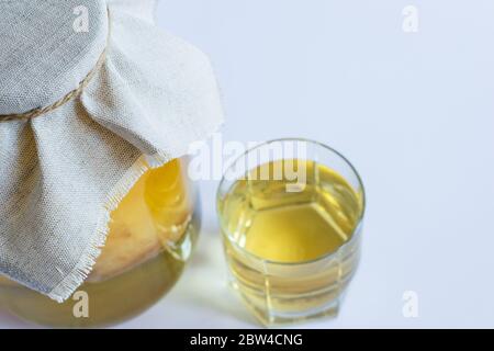 Kombucha boisson probiotique naturelle saine dans un pot en verre et un verre. Une alimentation adéquate. Sur un fond blanc avec espace pour le texte. Banque D'Images