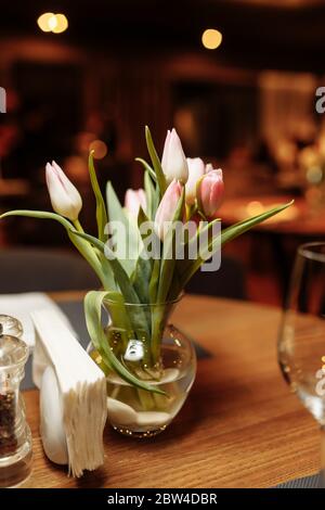 Photo de fleurs de tulipe fraîches dans un beau vase, joyeux jour de mères, vie de fête, concept d'amour Banque D'Images