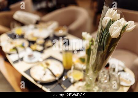 Photo de fleurs de tulipe fraîches dans un beau vase, joyeux jour de mères, vie de fête, concept d'amour Banque D'Images