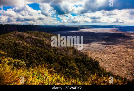 Paysage de sentier à la vapeur Bluff dans le parc national d'Hawaii, Hilo, États-Unis Banque D'Images