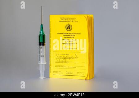 Nuremberg, Allemagne. 27 mai 2020. Livre de vaccins avec seringue (version du modèle) | usage dans le monde crédit : dpa/Alay Live News Banque D'Images