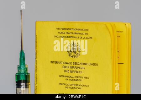 Nuremberg, Allemagne. 27 mai 2020. Livre de vaccins avec seringue (version du modèle) | usage dans le monde crédit : dpa/Alay Live News Banque D'Images