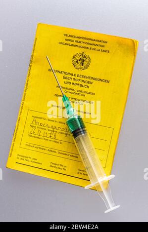 Nuremberg, Allemagne. 27 mai 2020. Livre de vaccins avec seringue (version du modèle) | usage dans le monde crédit : dpa/Alay Live News Banque D'Images