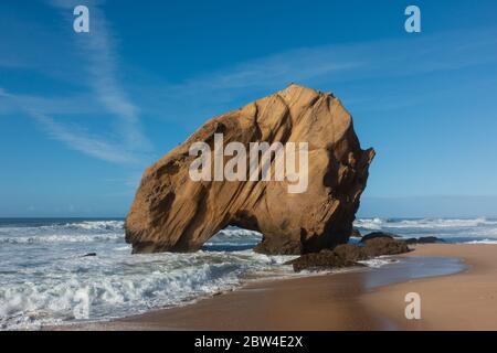Praia de Santa Cruz Beach, rocher, à Torres Vedras, Portugal Banque D'Images