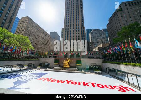 Un énorme panneau « New York Tough » apparaît au Rockefeller Center Ice Skate Rink lors de la quarantaine pour le COVID-19 à New York NY USA le 21 2020 mai. Banque D'Images