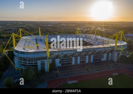 Firo: 28.05.2020, football, 1.Bundesliga, saison 2019/2020, BVB, Borussia Dortmund, SIGNAL du stade IDUNA PARK, drone, image de drone, vue aérienne, coucher de soleil, rayons du soleil, humeur du soir, soleil, vue d'ensemble, vue extérieure, | utilisation dans le monde entier Banque D'Images