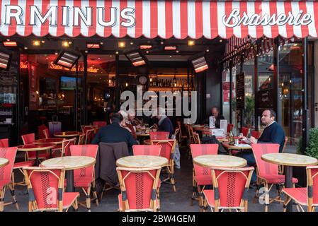 Paris, France -- 4 novembre 2017 -- prise de vue en grand angle des Parisiens qui dînent à l'extérieur dans une brasserie, dans un agréable après-midi d'automne. Usage éditorial uniquement Banque D'Images