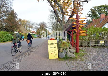 Prerow, Allemagne 10-15-2019 personnes à vélo dans la rue près du Bernsteinmuseum Banque D'Images