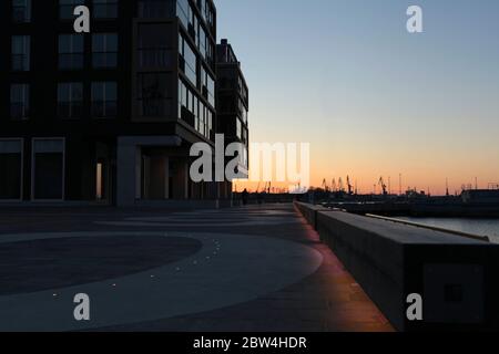 Quartier moderne de la ville la nuit. Lumière du coucher du soleil. Un nouveau quartier résidentiel à Port Nowrner à Tallinn, Estonie Banque D'Images